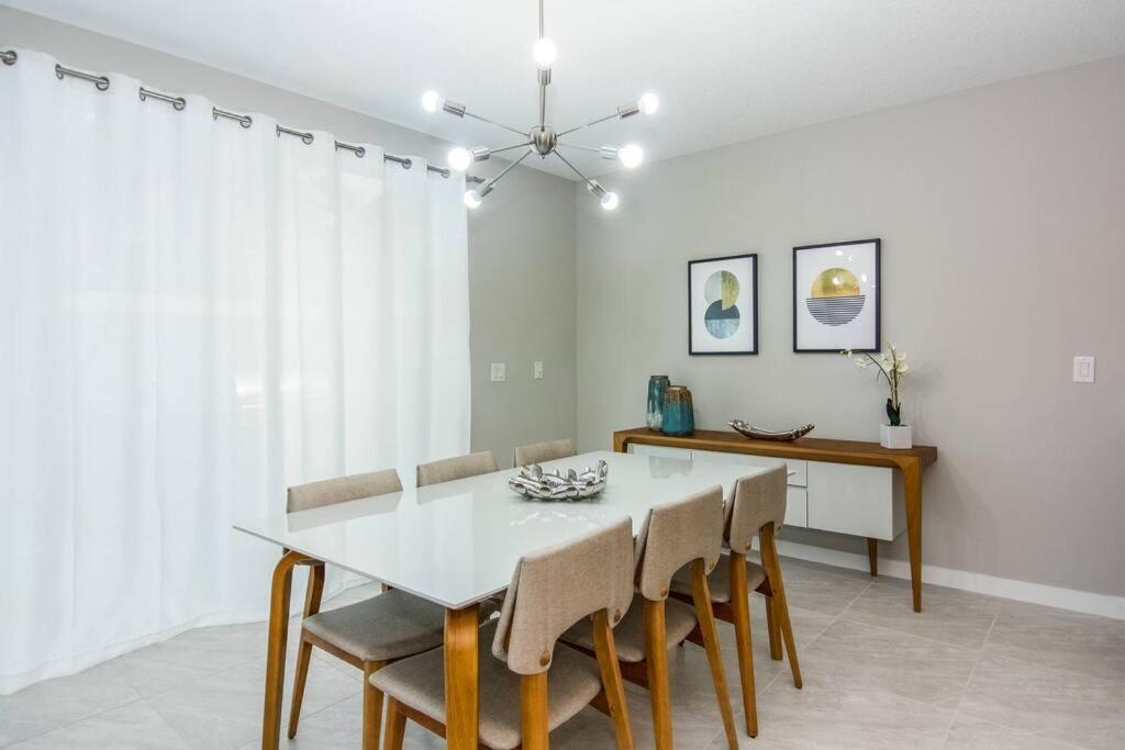 Beautiful Four Bedrooms Townhouse With Splash Pool At Le Reve Resort คิสซิมมี ภายนอก รูปภาพ